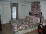 Bedroom w/queen bed and washroom