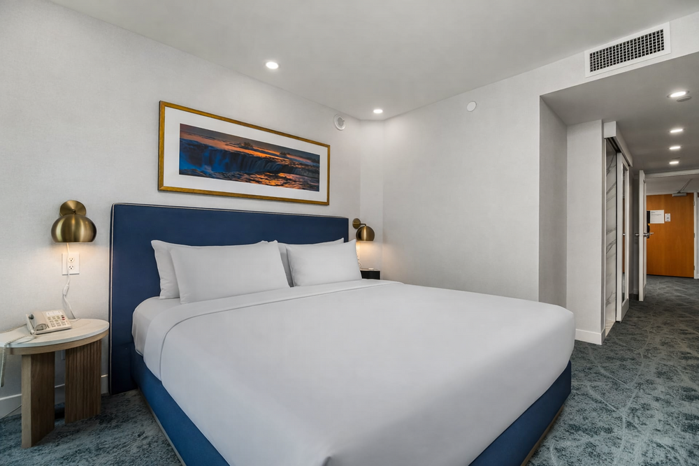 2 King Beds Niagara Falls View with Whirlpool Tub - Floor 21 view 1.