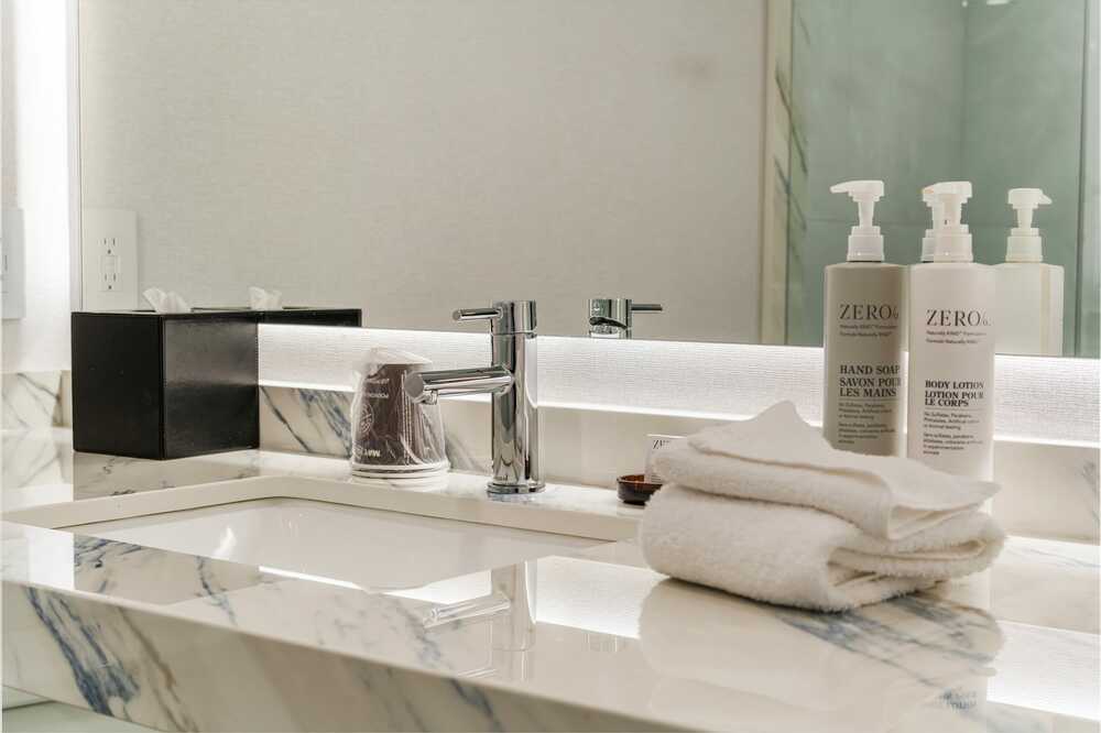 2 King Beds Niagara Falls View with 2 Bathrooms - Floor 31 view 1.