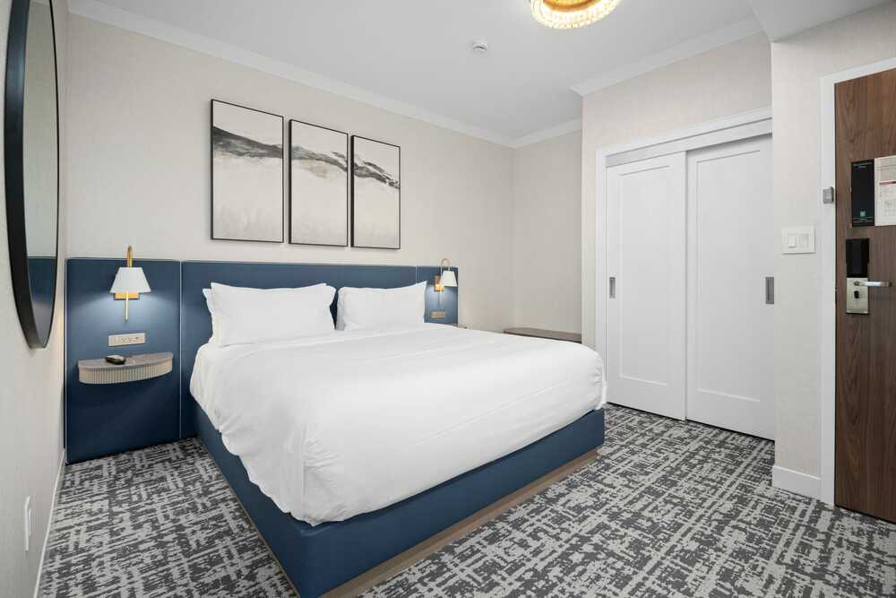 3 Queen Beds Niagara Falls View view 1.