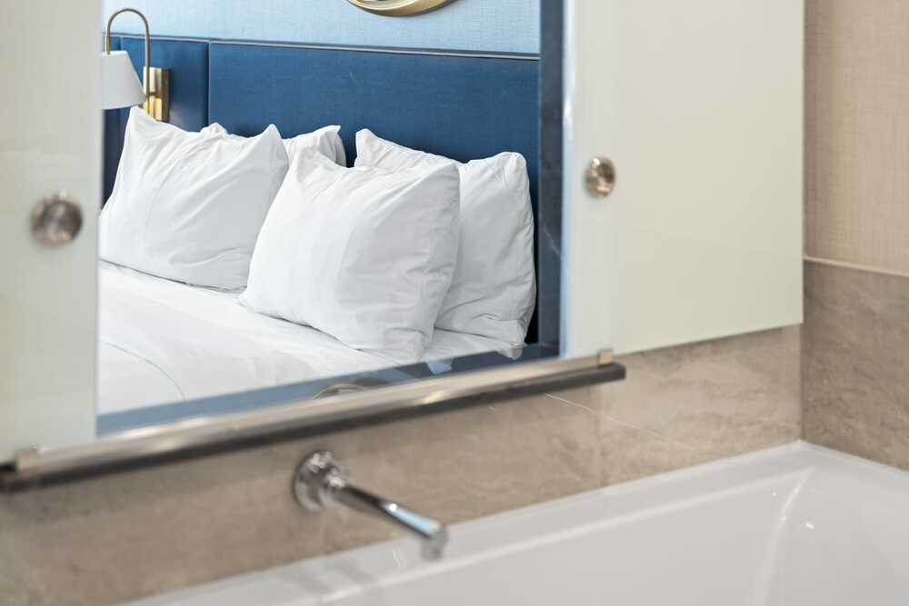 3 Queen Beds Niagara Falls View view 1.