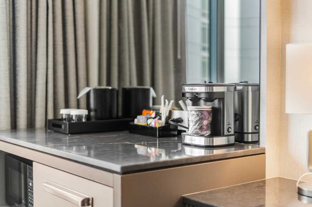 2 Queen Beds Niagara Falls View with Sofa Bed - Floor 20 view 1.