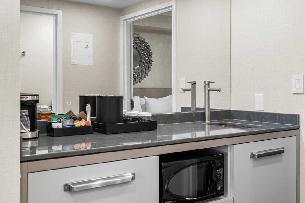 4 Queen Beds Niagara Falls View - Floor 40 view 1.