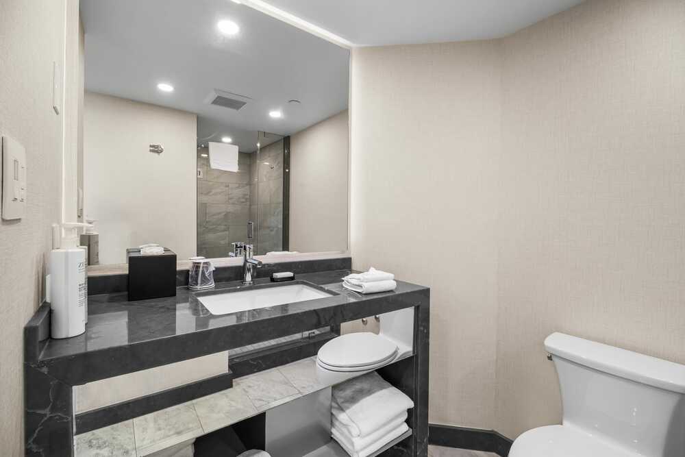 2 King Beds Niagara Falls View with Whirlpool Tub - Floor 21 view 1.