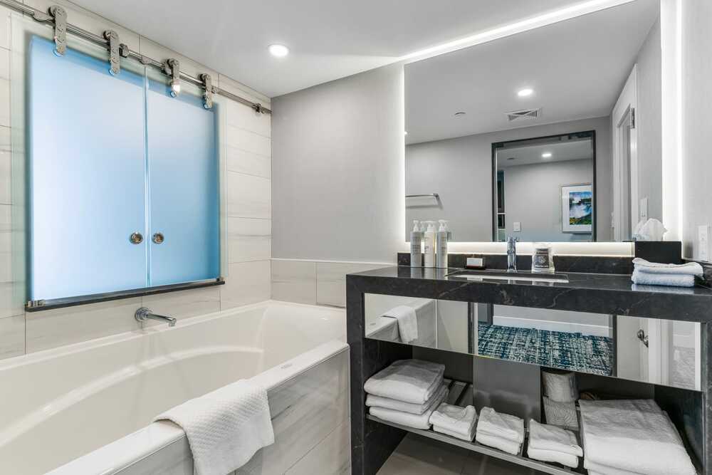 2 King Beds Junior Presidential American and Niagara Falls View with Whirlpool Tub - Floor 38 view 1.