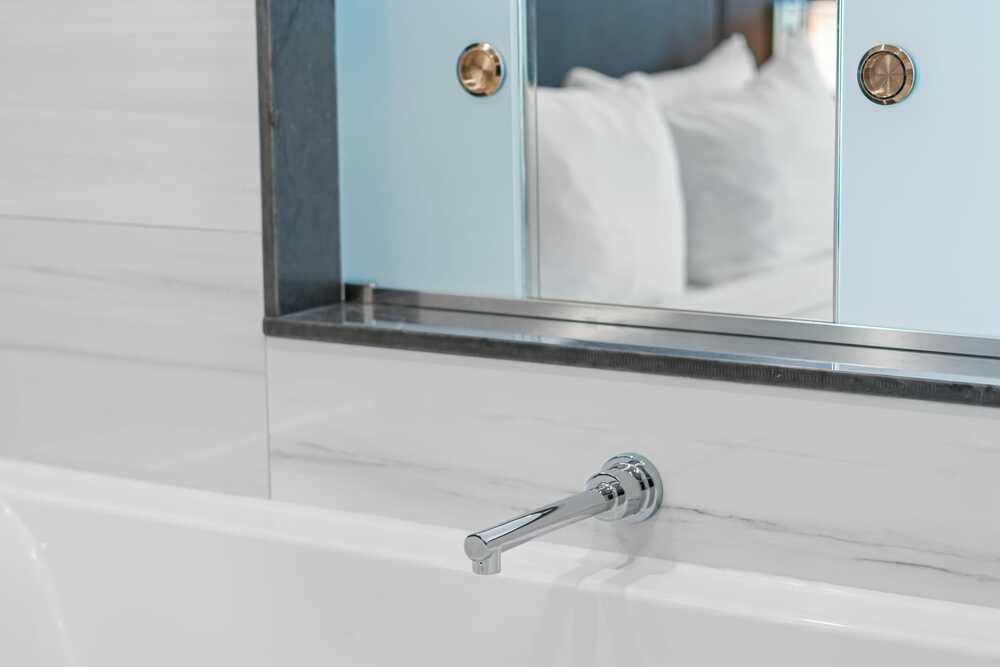 2 Queen Beds Niagara Falls View with Sofa Bed - Floor 20 view 1.